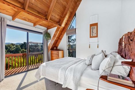 Photo of property in 68 Laingholm Drive, Laingholm, Auckland, 0604