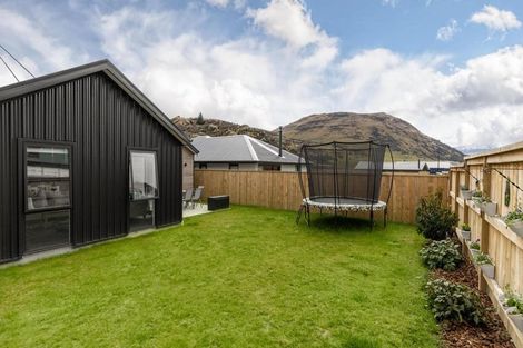 Photo of property in 33 Drysdale Road, Jacks Point, 9371