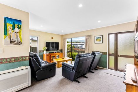 Photo of property in 42 Delaware Grove, Totara Park, Upper Hutt, 5018
