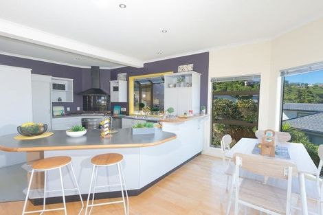 Photo of property in 42 Dress Circle, Newlands, Wellington, 6037