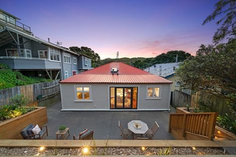 Photo of property in 129 Melbourne Road, Island Bay, Wellington, 6023