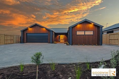 Photo of property in 45 Sardinia Grove, Fitzherbert, Palmerston North, 4410