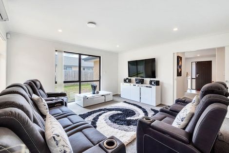 Photo of property in 13 Dumas Place, Rosehill, Papakura, 2113