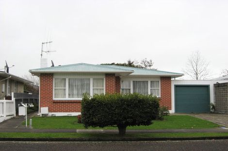 Photo of property in 38 Karaka Crescent, Levin, 5510
