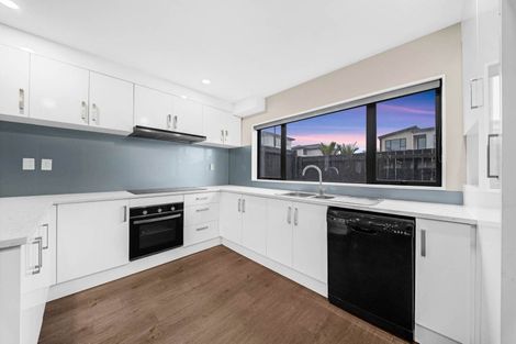Photo of property in 20 Millcroft Lane, Ranui, Auckland, 0612