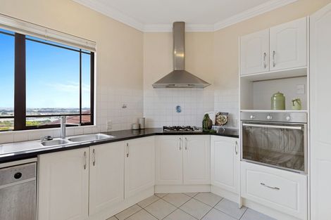 Photo of property in 33 Cricklade Terrace, Windsor Park, Auckland, 0632