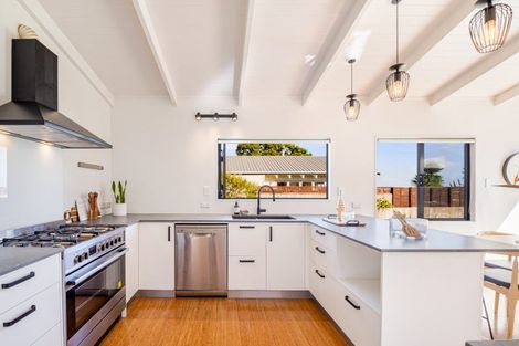 Photo of property in 10 Edwin Mitchelson Road, Muriwai, Waimauku, 0881