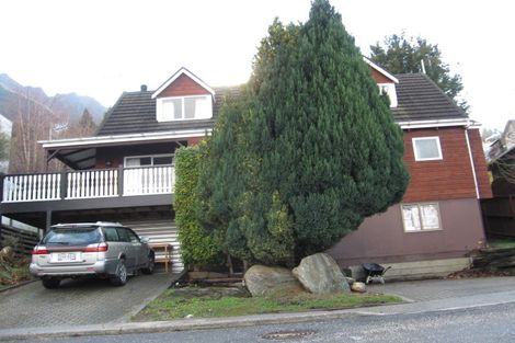 Photo of property in 1 Cameron Place, Fernhill, Queenstown, 9300