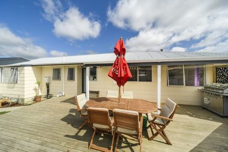 Photo of property in 18 Cumberland Place, Kelvin Grove, Palmerston North, 4414