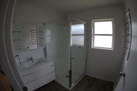 Photo of property in 2 Hereford Street, Te Atatu Peninsula, Auckland, 0610