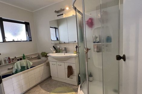 Photo of property in 3 Booralee Avenue, Botany Downs, Auckland, 2010