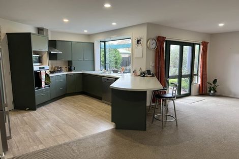 Photo of property in 21 Thornwood Place, Redwood, Christchurch, 8051