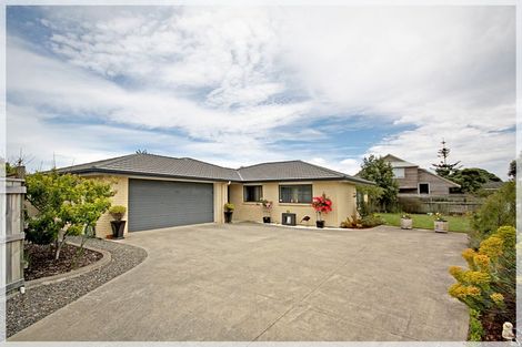 Photo of property in 14 Adrian Grove, Waikanae Beach, Waikanae, 5036