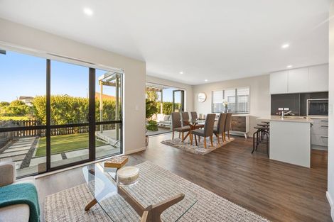 Photo of property in 21 Irving Place, Hobsonville, Auckland, 0616