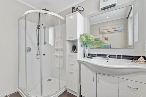 Photo of property in 12 Quo Vadis Place, Red Beach, 0932