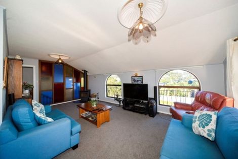 Photo of property in 10 Messenger Terrace, Oakura, 4314