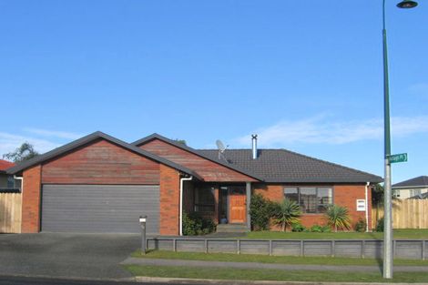 Photo of property in 11 Moyrus Crescent, East Tamaki Heights, Auckland, 2016