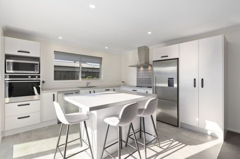 Photo of property in 2 Queenwood Road, Levin, 5510