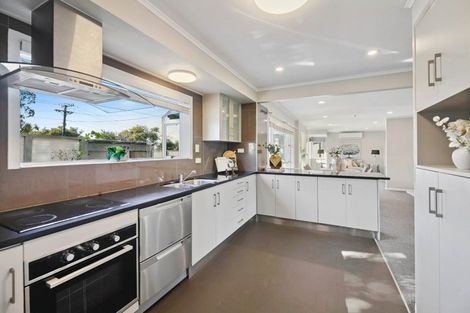 Photo of property in 19 Beach Road, Mellons Bay, Auckland, 2014