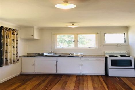 Photo of property in 2 Binsted Road, New Lynn, Auckland, 0600