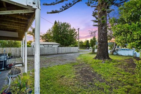 Photo of property in 14 Yeovil Road, Te Atatu Peninsula, Auckland, 0610