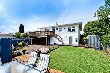 Photo of property in 38 Woodside Road, Massey, Auckland, 0614