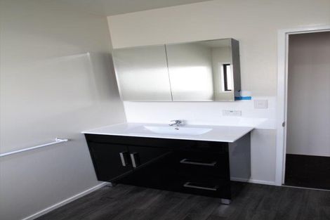 Photo of property in 4/10 Solveig Place, Randwick Park, Auckland, 2105