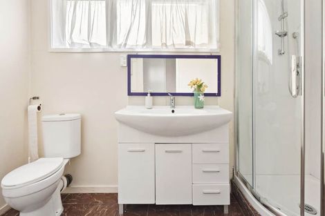 Photo of property in 2/118 Lynwood Road, New Lynn, Auckland, 0600