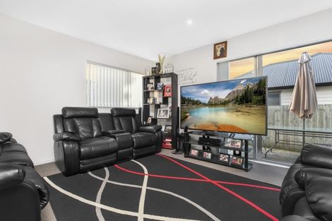 Photo of property in 98 Popokatea Drive, Takanini, 2112