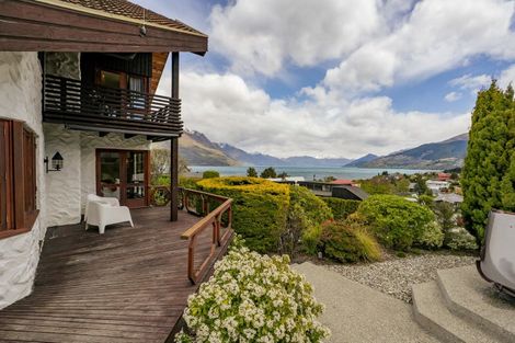 Photo of property in 9 Cypress Court, Kelvin Heights, Queenstown, 9300