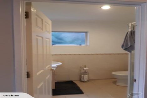 Photo of property in 18 Mountain Road, Henderson Valley, Auckland, 0612