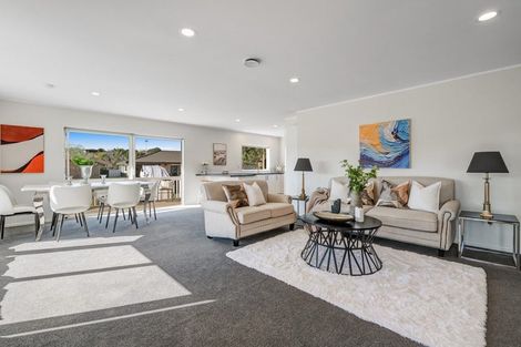 Photo of property in 14 Greta Place, Stanmore Bay, Whangaparaoa, 0932