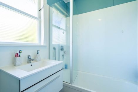 Photo of property in 104 Tilley Road, Paekakariki, 5034