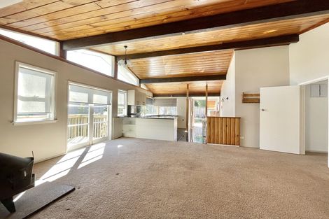 Photo of property in 4 Seaton Road, Murrays Bay, Auckland, 0630