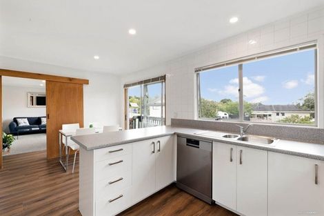 Photo of property in 2/28 Scarlock Avenue, Browns Bay, Auckland, 0630