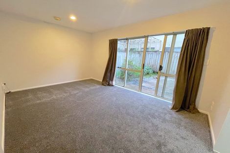 Photo of property in Lakeview Terrace, 2/14 Ambrico Place, New Lynn, Auckland, 0600