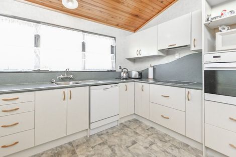 Photo of property in 15 Deakin Place, Clive, 4102