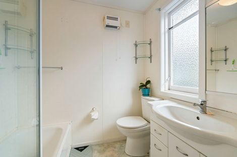 Photo of property in 2 Kent Road, Regent, Whangarei, 0112