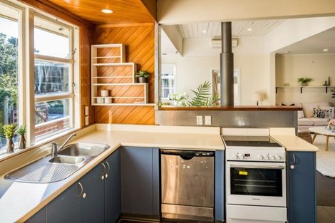 Photo of property in 2 Te Pari Pari Road, Pukerua Bay, 5026