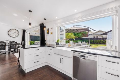 Photo of property in 12 Cross Street, Regent, Whangarei, 0112