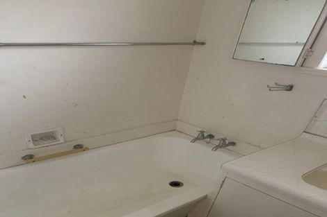 Photo of property in 3a Deuxberry Avenue, Northcote, Auckland, 0627