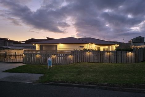 Photo of property in 18 Marine Parade South, Foxton Beach, Foxton, 4815