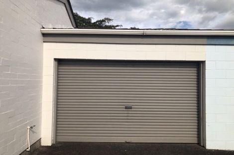 Photo of property in 2/64 Challen Close, Conifer Grove, Takanini, 2112