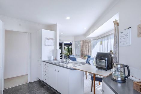 Photo of property in 2 Sunset Close, Western Heights, Hamilton, 3200