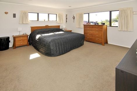 Photo of property in 15 Otamarau Grove, Maungaraki, Lower Hutt, 5010