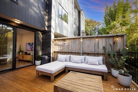 Photo of property in 33 Tokai Place, Glen Eden, 0602