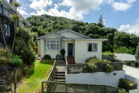 Photo of property in 16 Cave Road, Houghton Bay, Wellington, 6023