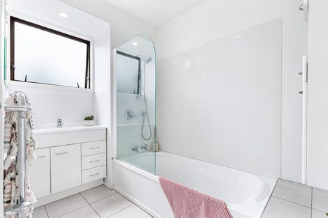 Photo of property in 1/16 Glenhaven Place, Te Atatu Peninsula, Auckland, 0610