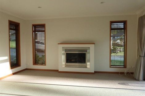 Photo of property in 12 Barnsley Place, Henderson, Auckland, 0612