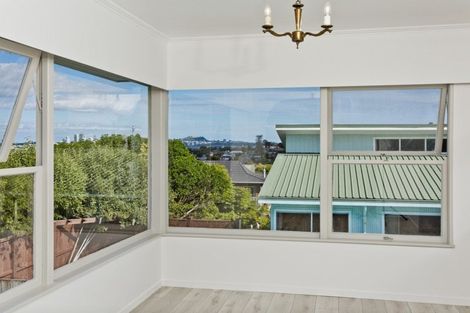 Photo of property in 10 Holdaway Avenue, Northcote, Auckland, 0627